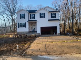 321 Elmira Trl, Hopatcong, NJ 07843
