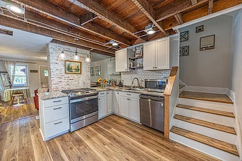 3 bed, 1200 sqft, $1,850 — Photo 3