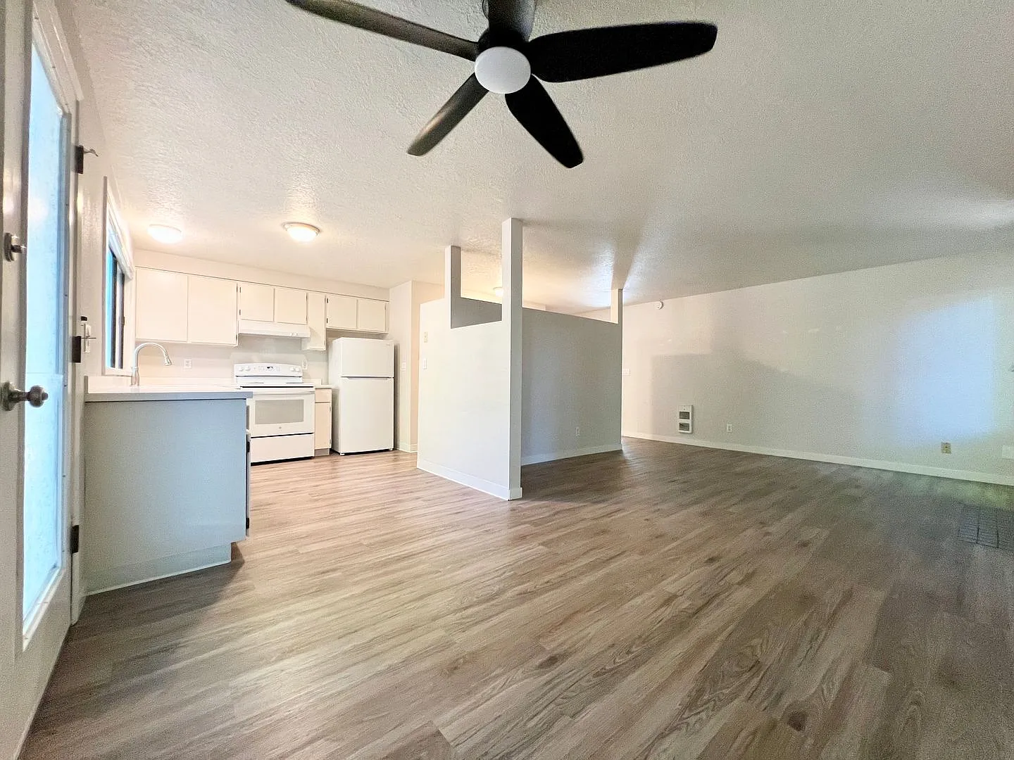 Charming Updated 2 Bed/1 Bath Condo in Tranquil Lake Oswego! — Photo 4