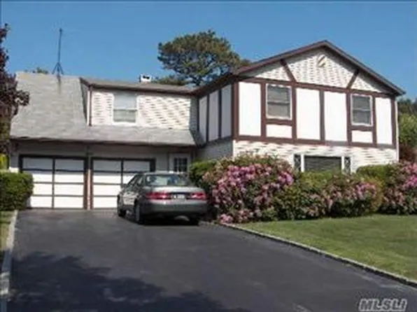 9 Torrey Pine Ln, Medford, NY 11763