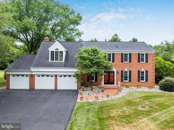 1006 Cup Leaf Holly Ct, Great Falls, VA 22066