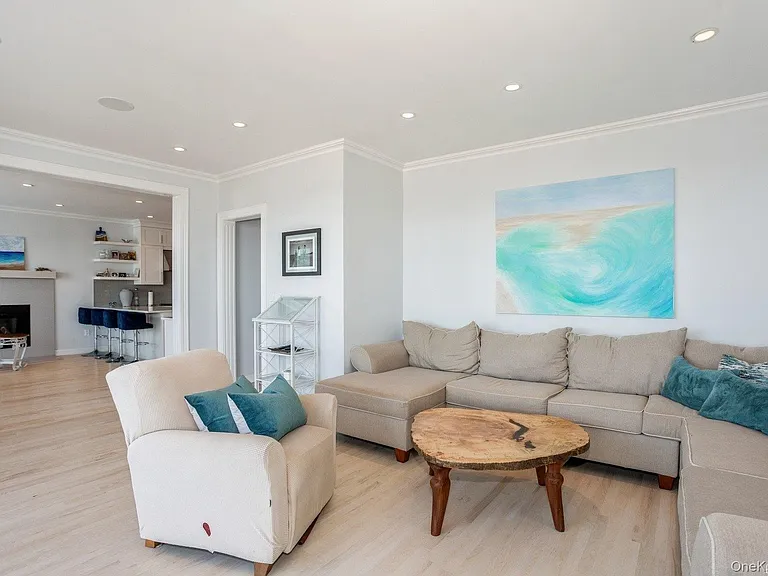 676 Dune Rd — Photo 7