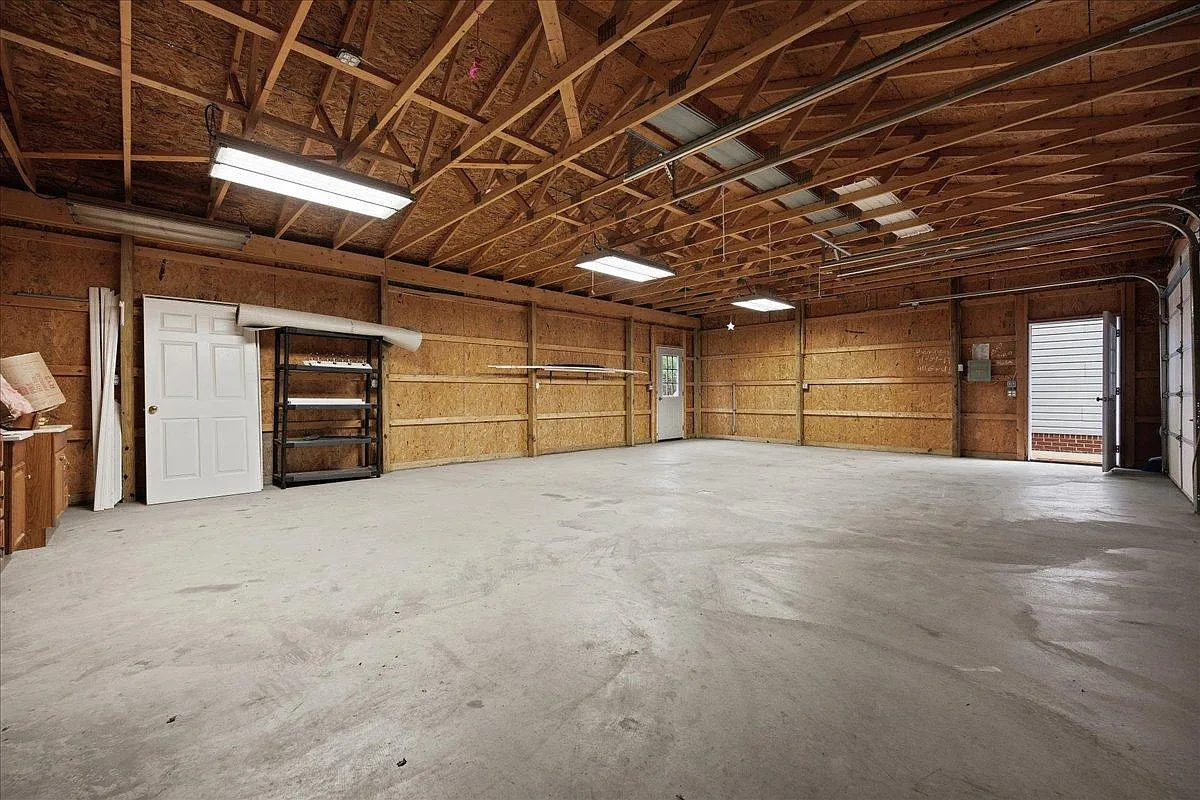 3251 Grandview Rd — Photo 2