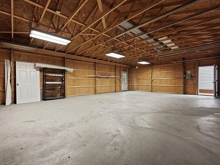3251 Grandview Rd — Photo 2