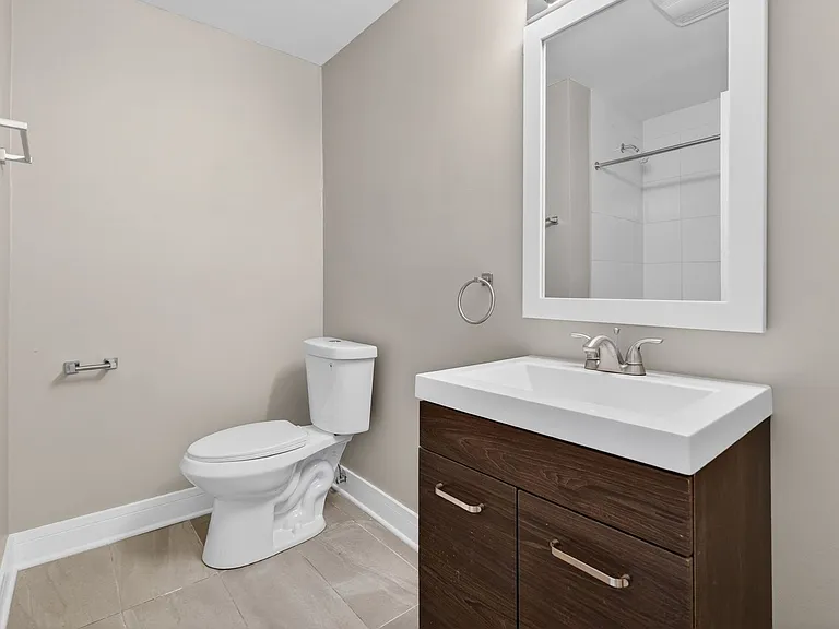Lakeside Village Apartments — Photo 60