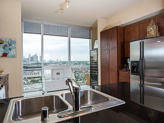 3rd image of 3333 Allen Pkwy Unit 1610