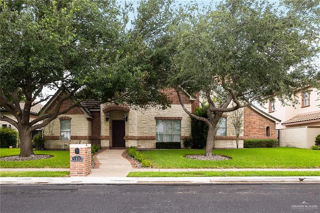 4 bed, 4.5 bath, 4741 sqft, $7,000 — Photo 2