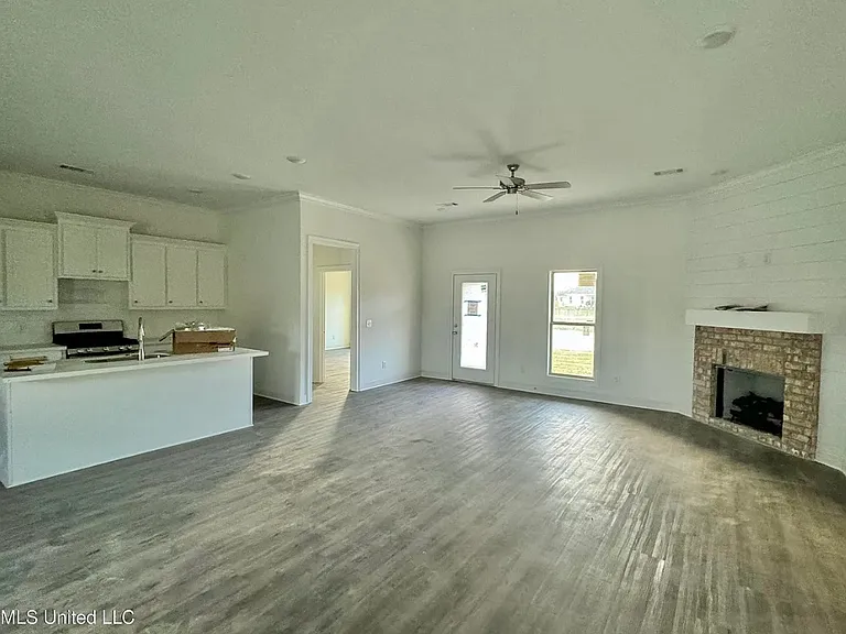 405 Baleigh Way — Photo 2