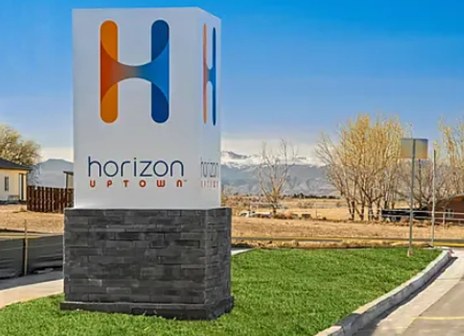 Beautiful Newer 3-Bedroom Home in Horizon Uptown Convenient to DIA, E-470 & Buckley SFB — Photo 3
