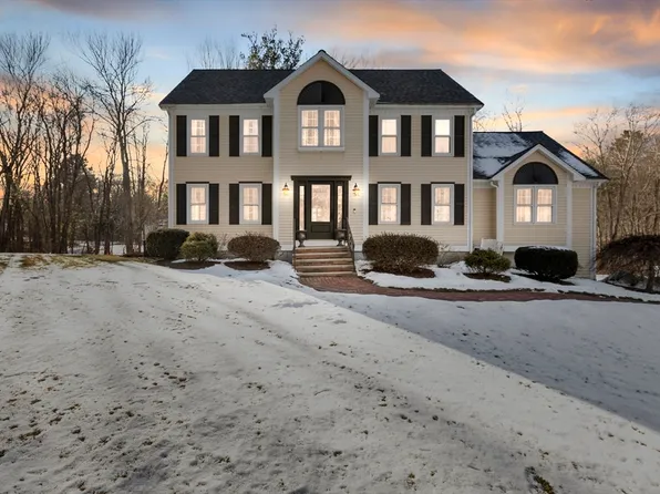 14 Holbrook St, Medway, MA 02053