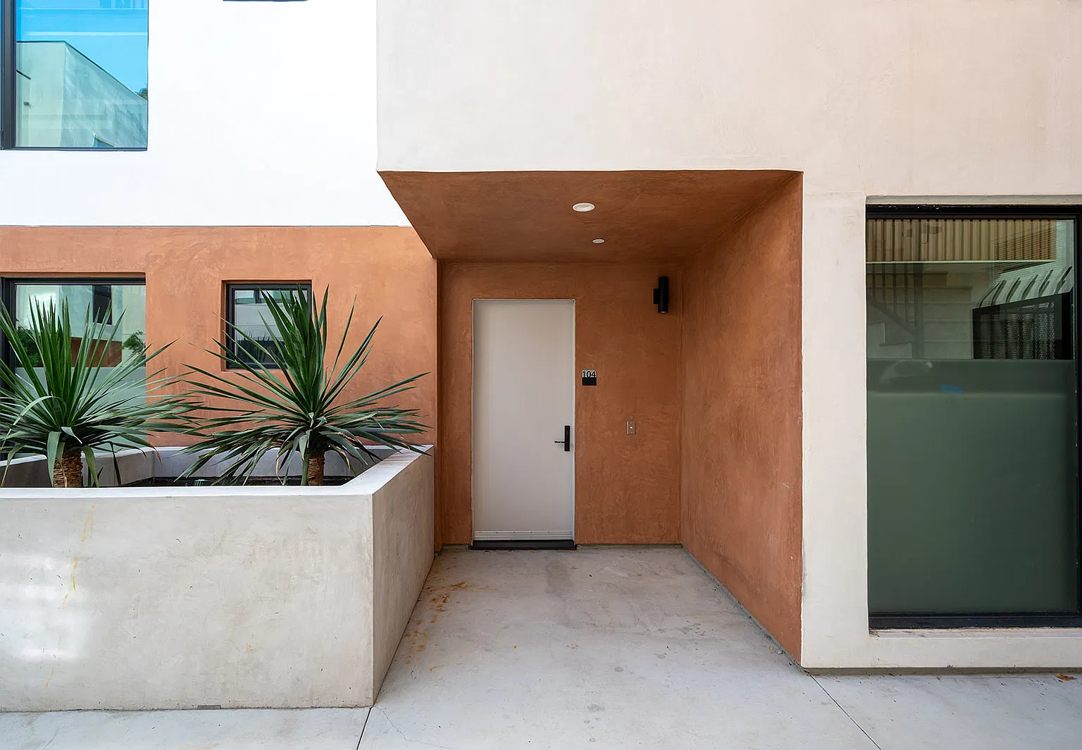 1016 N Martel Ave — Photo 2