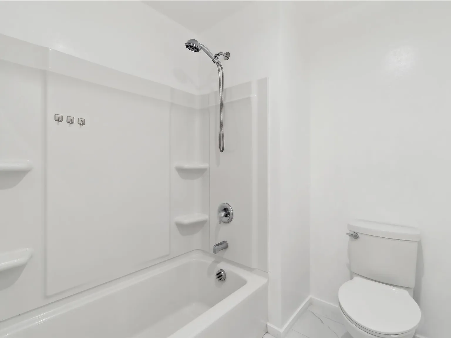 5 bed, 3390 sqft, $3,000 — Photo 2