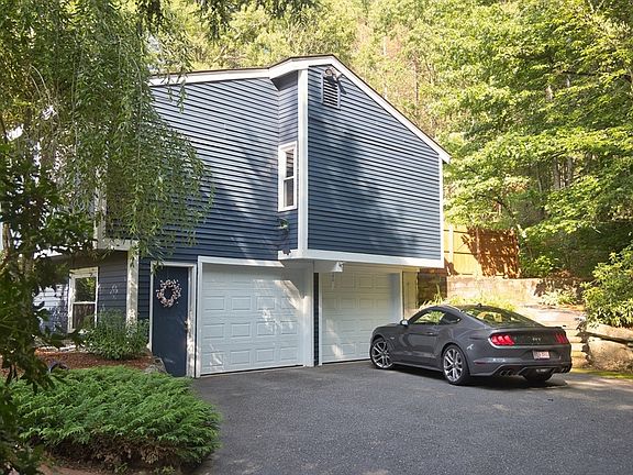 4th image of 10 Lowell Dr