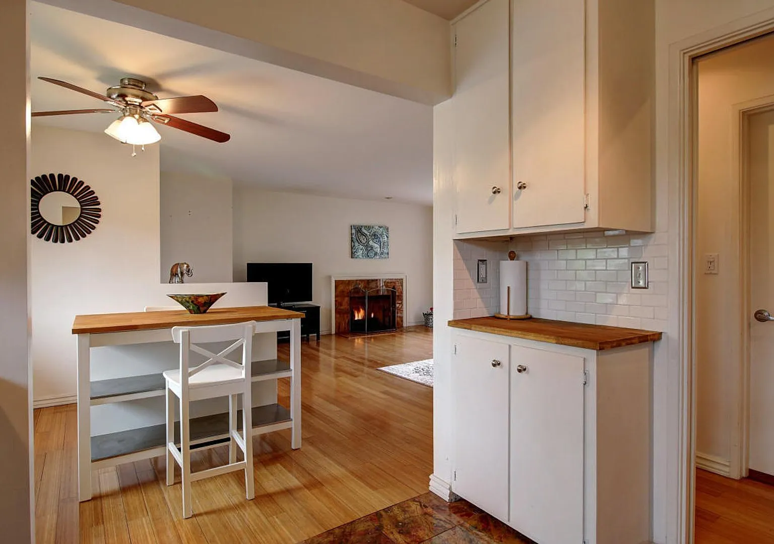 2 Bed / 2 Bath Condo Uptown Santa Barbara - Hardwood floors + Private laundry! — Photo 4