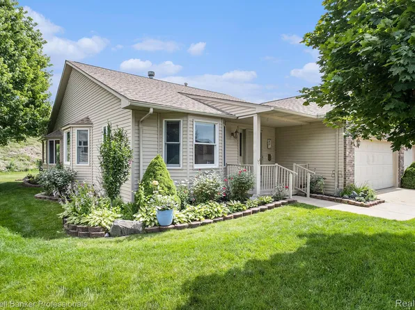 7350 Cross Creek Dr, Swartz Creek, MI 48473