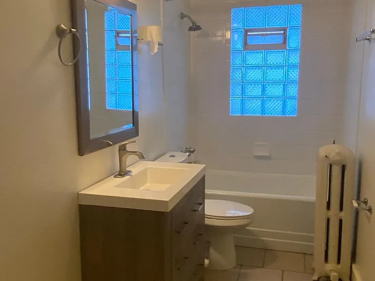 2405 E Locust St #5 — Photo 3