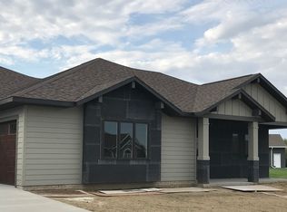 1058 Colonial St, Sioux Center, IA 51250