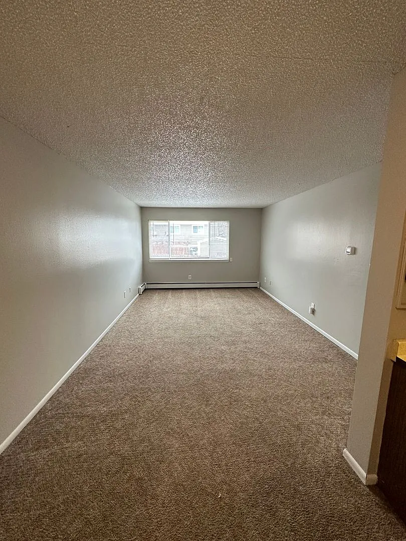 108 Camelot Ct — Photo 3
