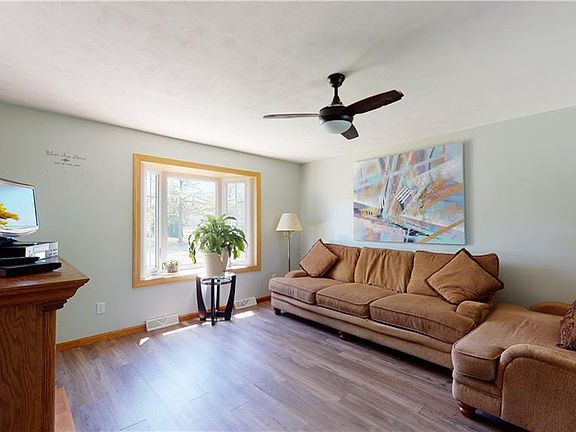 5th image of 10276 Rose St