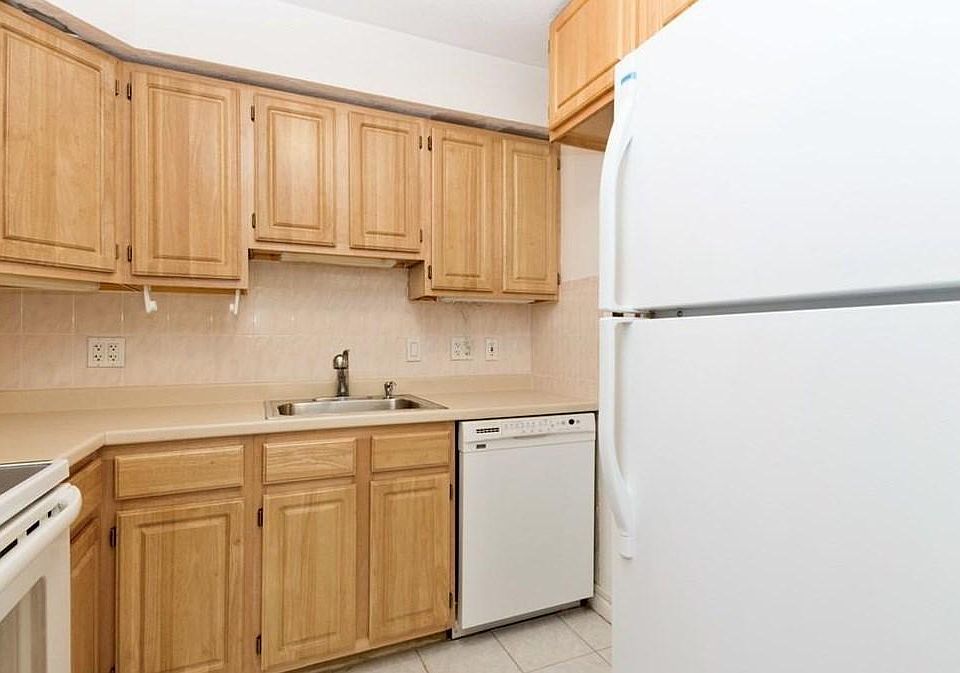 2nd image of 83 Westland Ave #18M