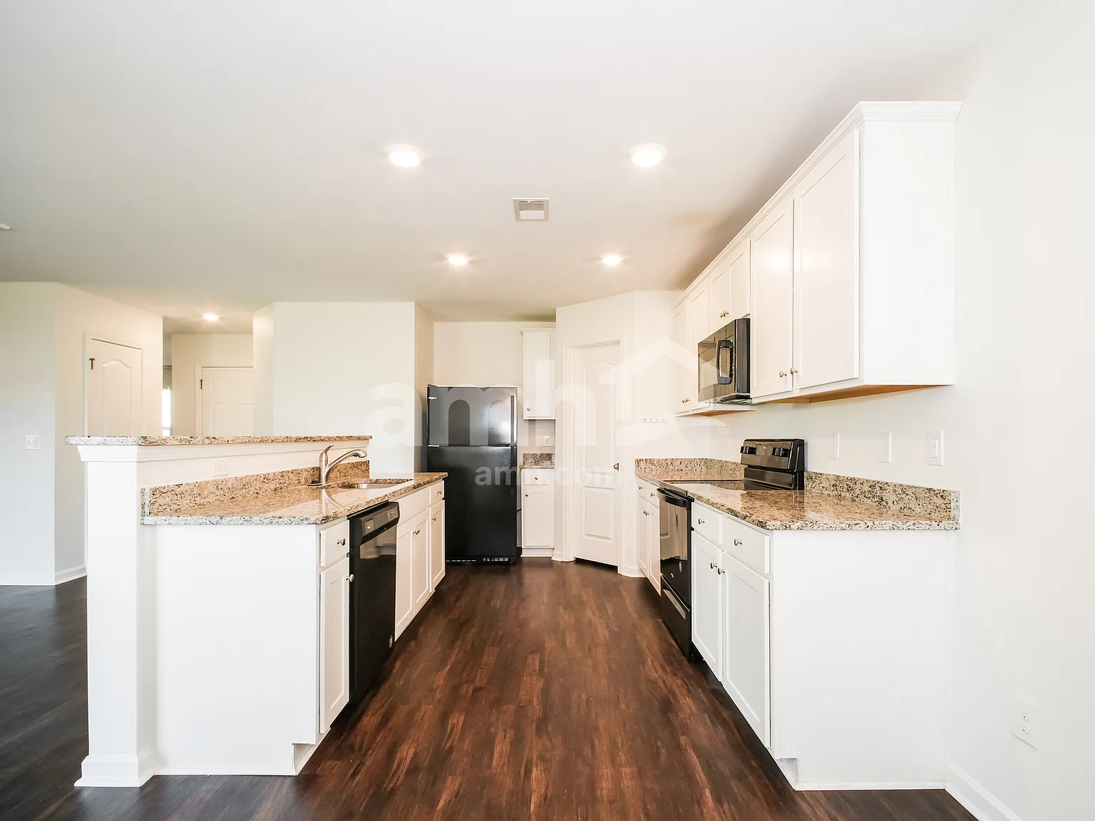 4 bed, 2.5 bath, 2368 sqft, $2,645 — Photo 4