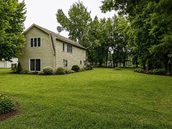 112 W Grand Ave, Owaneco, IL 62555