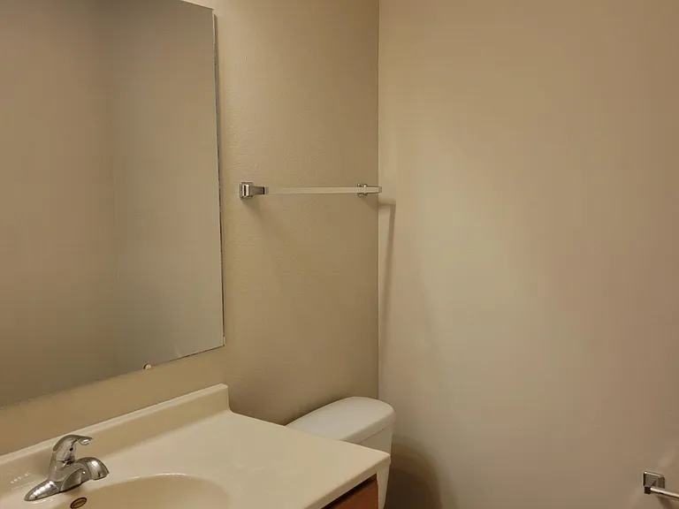604 Parkside Commons Ct #604 — Photo 3
