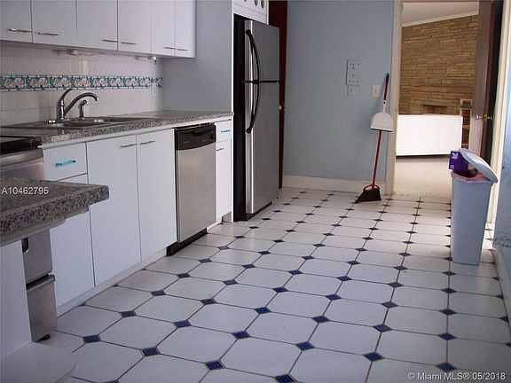 5th image of 571 University Dr