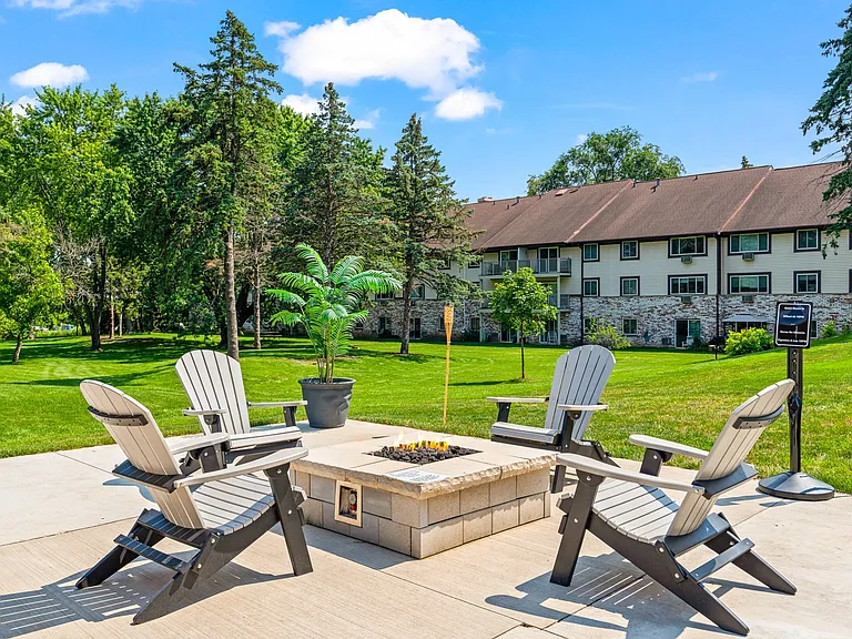 Valley View Apartments Grill and Picnic Area