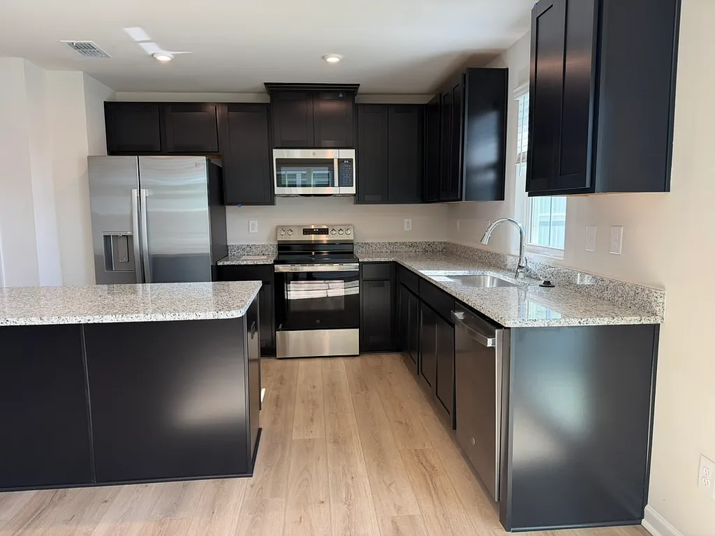 3 bed, 2.5 bath, 1430 sqft, $1,890 — Photo 3