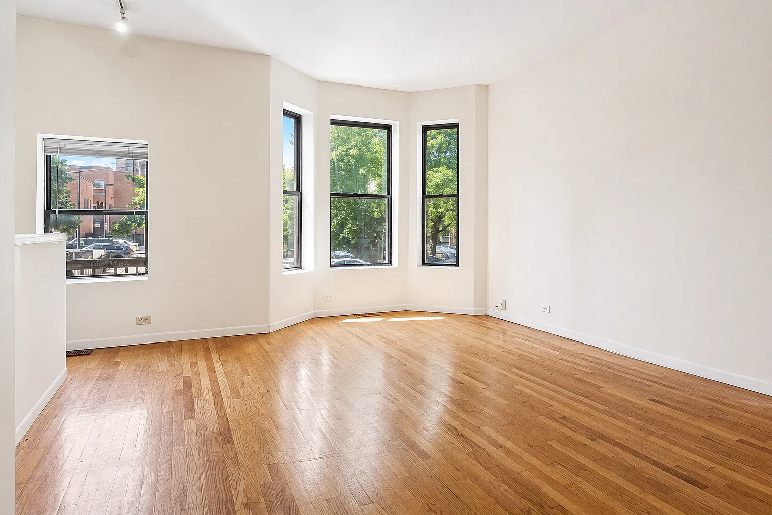 3 bed, 2100 sqft, $3,150 — Photo 3