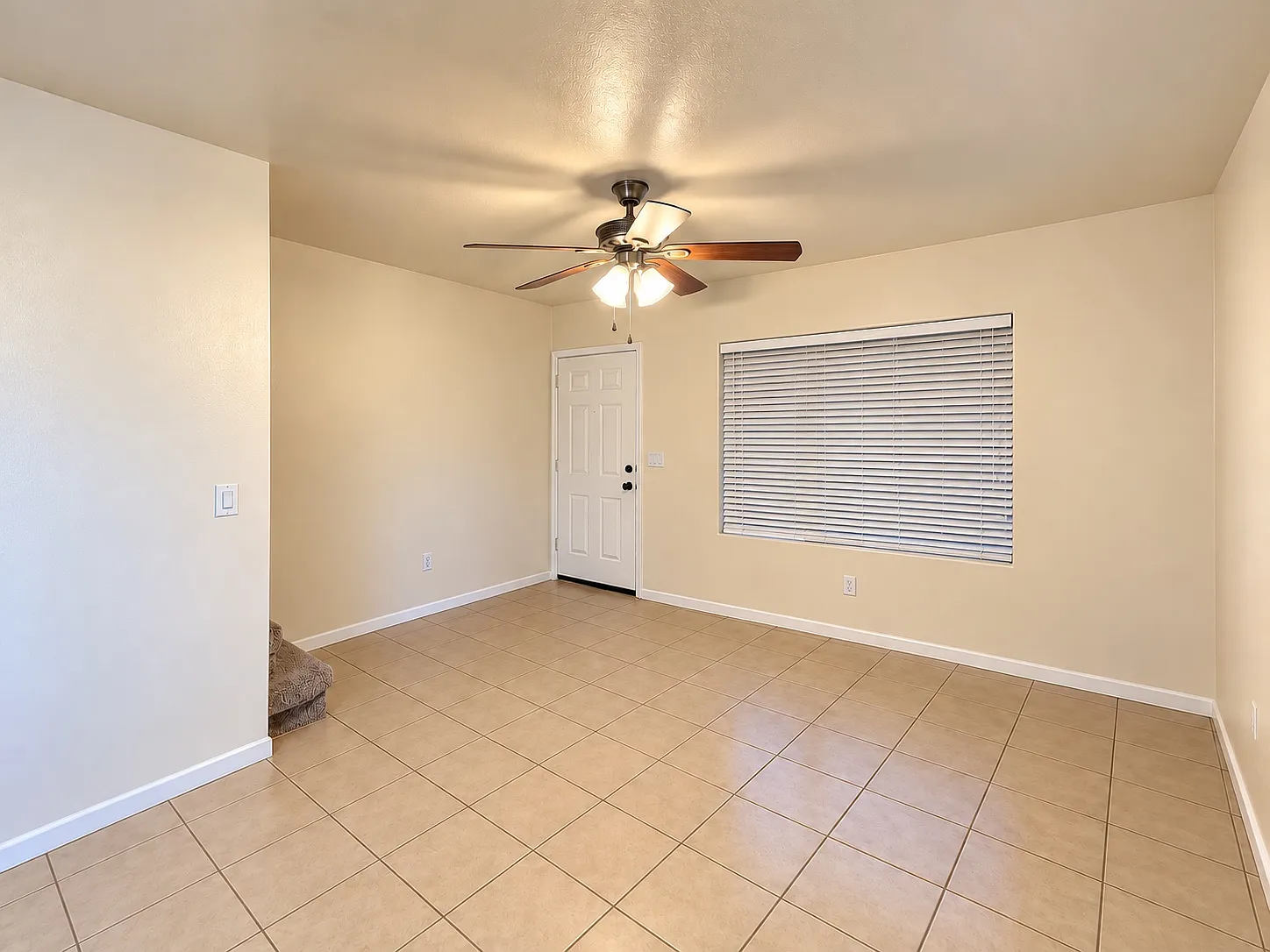 3 bed, 1075 sqft, $1,899 — Photo 3