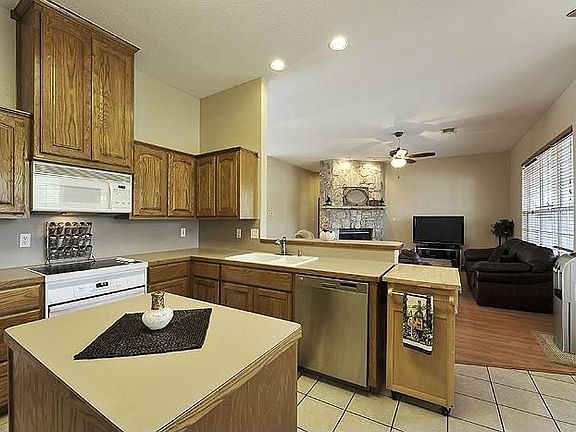 3rd image of 617 Meadow Oaks Dr