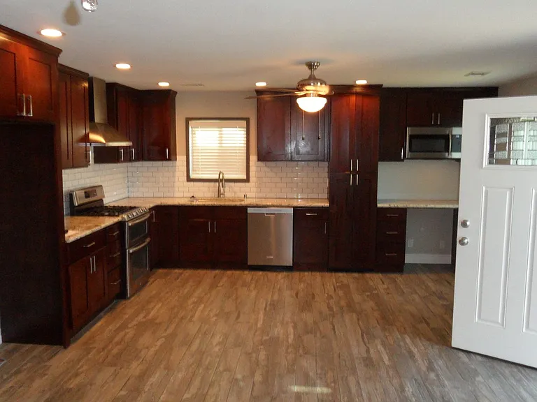 204 & 204-1/2 E Mills Dr — Photo 4