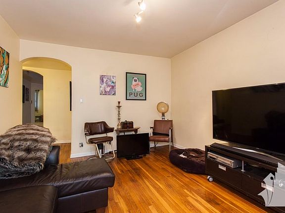 2nd image of 1524 N Artesian Ave #1D