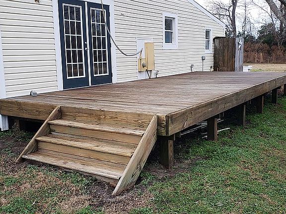 Large Deck & Outdoor Shower