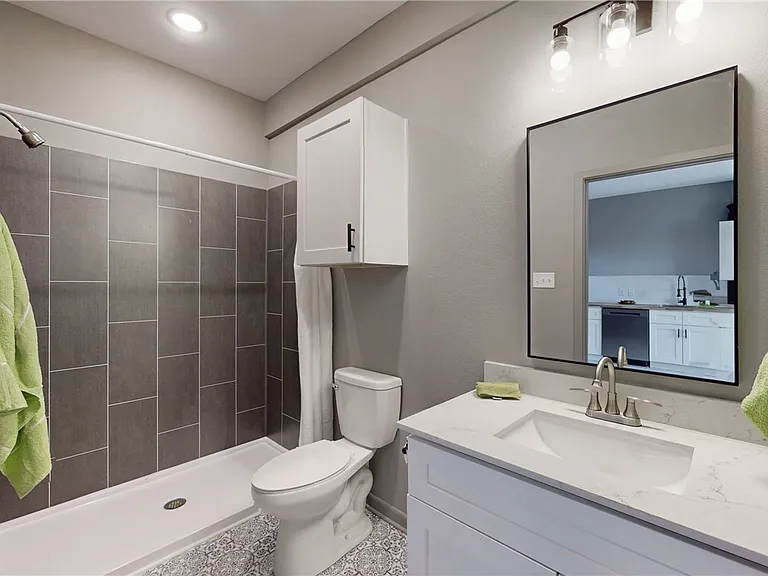 101 W 33rd St #306 — Photo 13