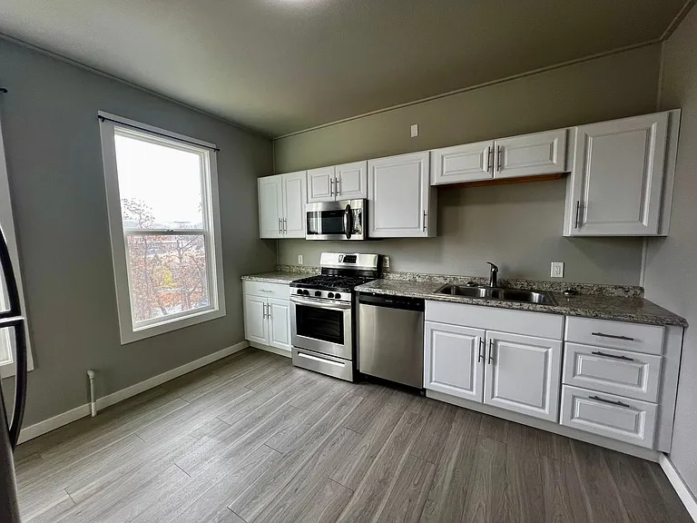 401 NW Bailey Ave #200 — Photo 17
