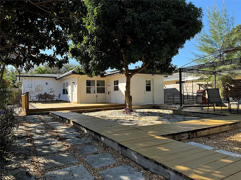 2247 Jackson St — Photo 4