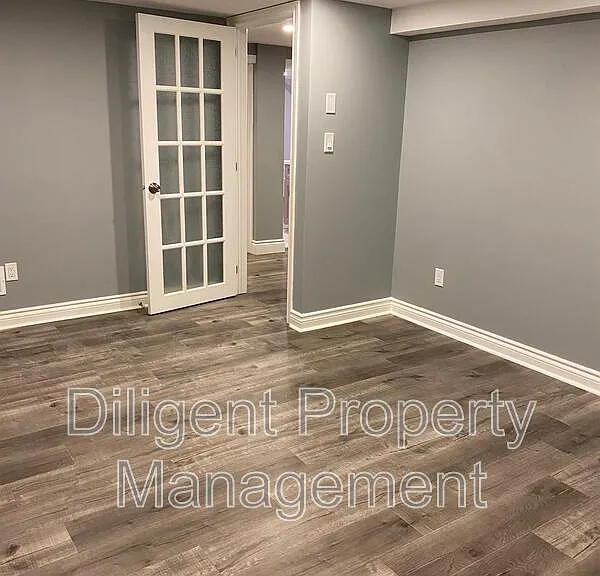 369 Applegrove Ave #LOWER — Photo 19