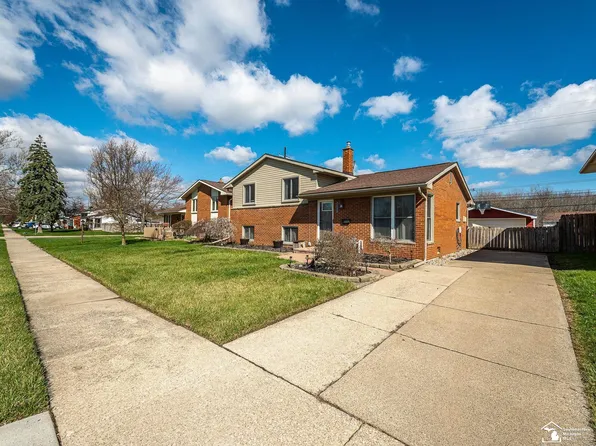 22244 Candace Dr, Rockwood, MI 48173