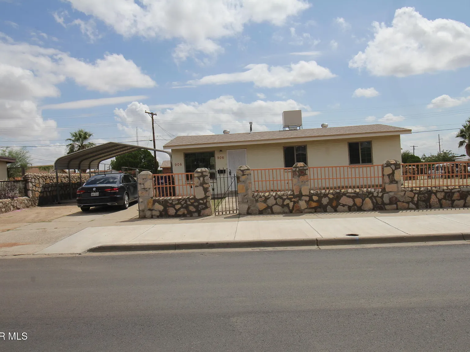 3 bed, 950 sqft, $1,375 — Photo 1