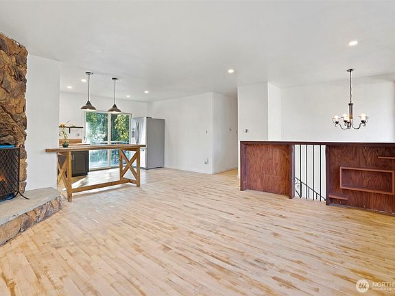 4th image of 7914 49th Avenue E