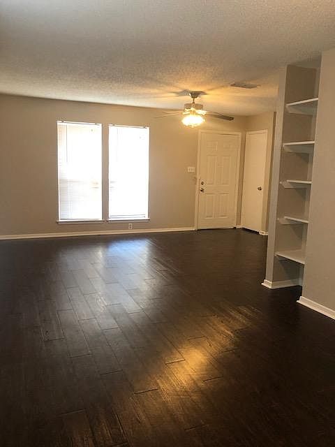 Living Room - Custom Built-in Shelving