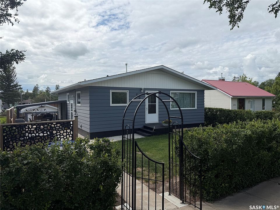 1st image of 407 5th Street E