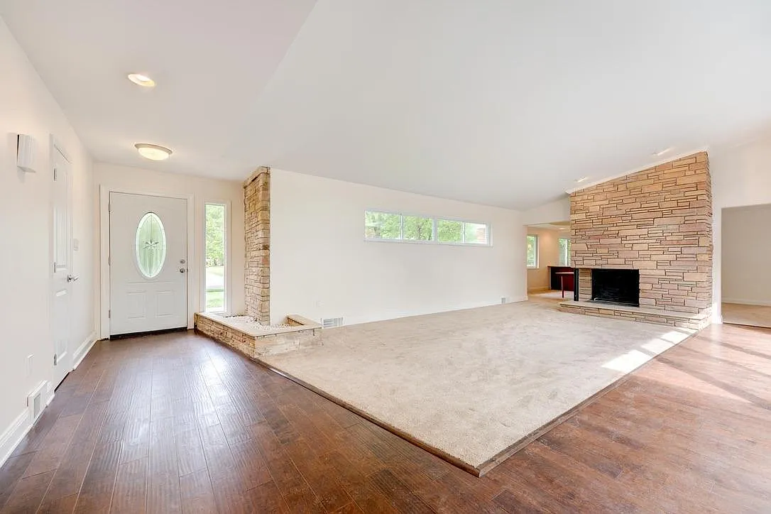 3 bed, 2.5 bath, 2645 sqft, $4,200 — Photo 3