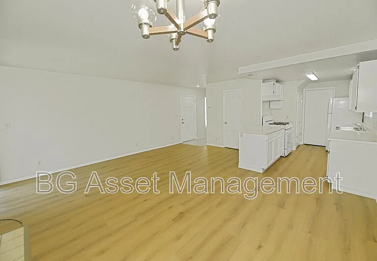 810 3rd St — Photo 3
