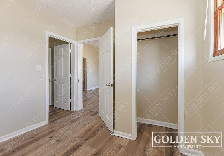 2915 S Vine St — Photo 2