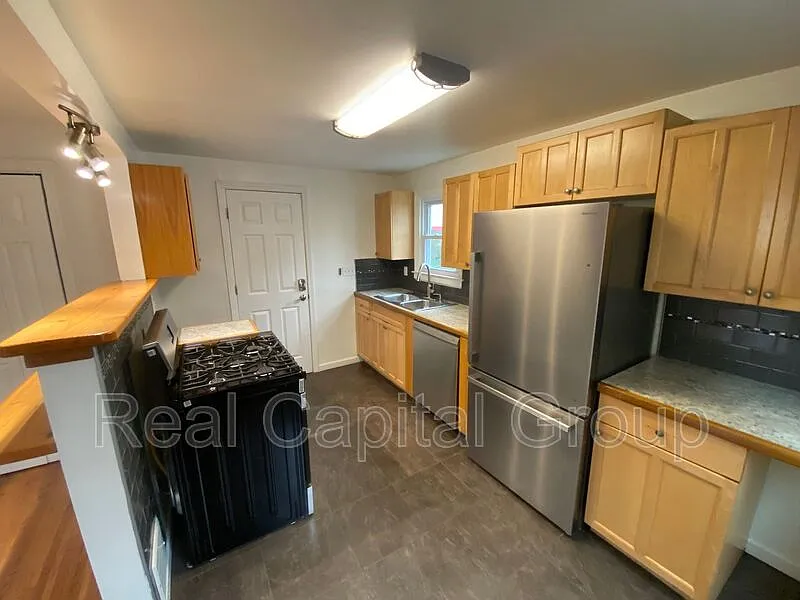 2 bed, 1.0 bath, $1,195 — Photo 3