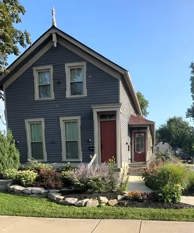 2 bed, 1.5 bath, 1400 sqft, $2,100 — Photo 1